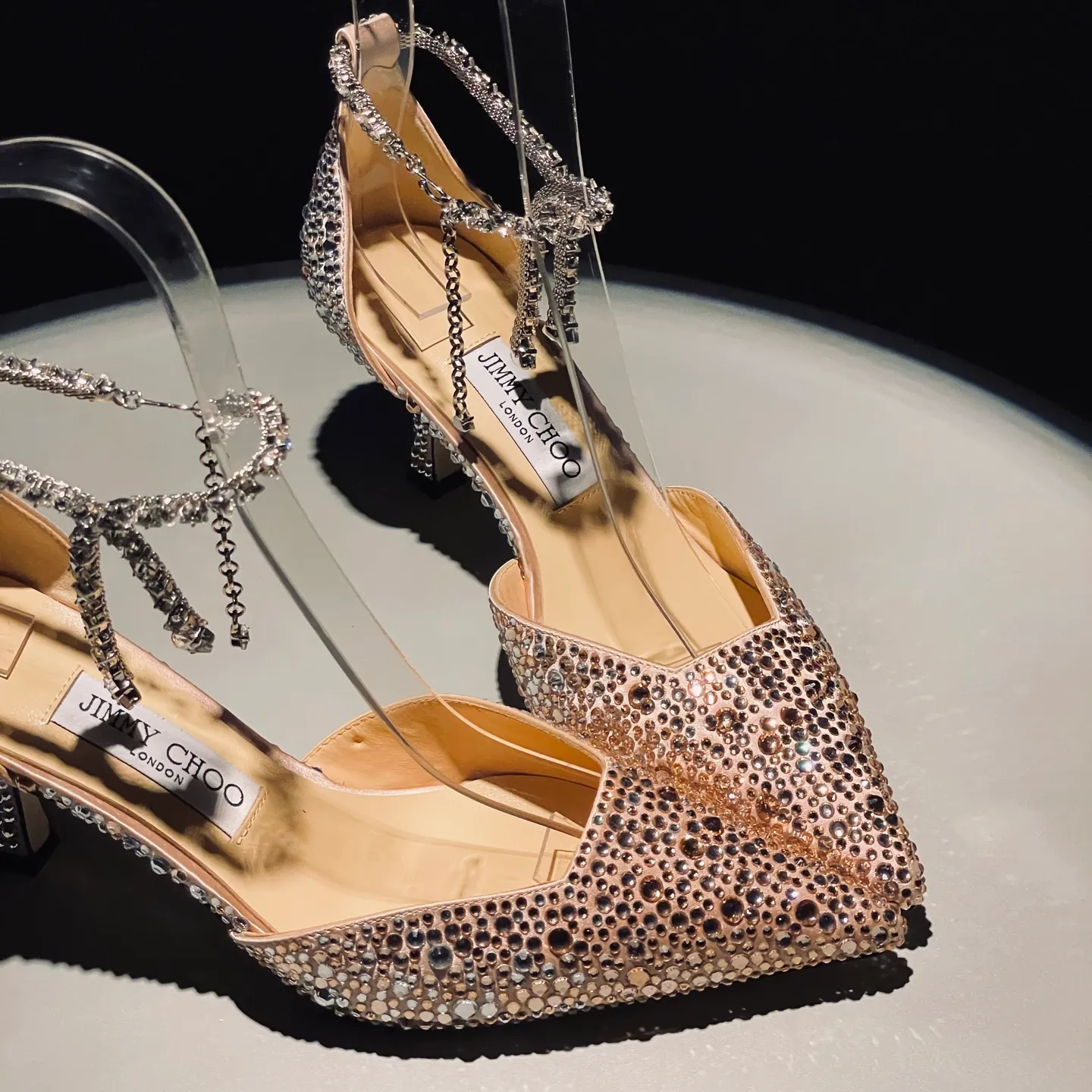 👟👟Ex-factory price 720👟👟 Jimmy Choo/Jimmy Choo classic diamond chain pointed toe crystal high-heeled sandals. Excellent crystal shoes. So beautiful that you can't take your eyes away. The shape of the shoes is very delicate and not too narrow and long. The internal space is sufficient to allow the toes to relax enough. The rhinestones outline a charming arc on the instep. It is simply beautiful. It has a 360-degree surrounding fairy atmosphere. Gorgeous without being exaggerated! ! The fabric is made of imported silk, with imported sheepskin lining. Customized A-grade Italian genuine leather sole. Heel height: 6.5 or 8.5. Size: 35-40 (41, 42, 43 customized, non-refundable)